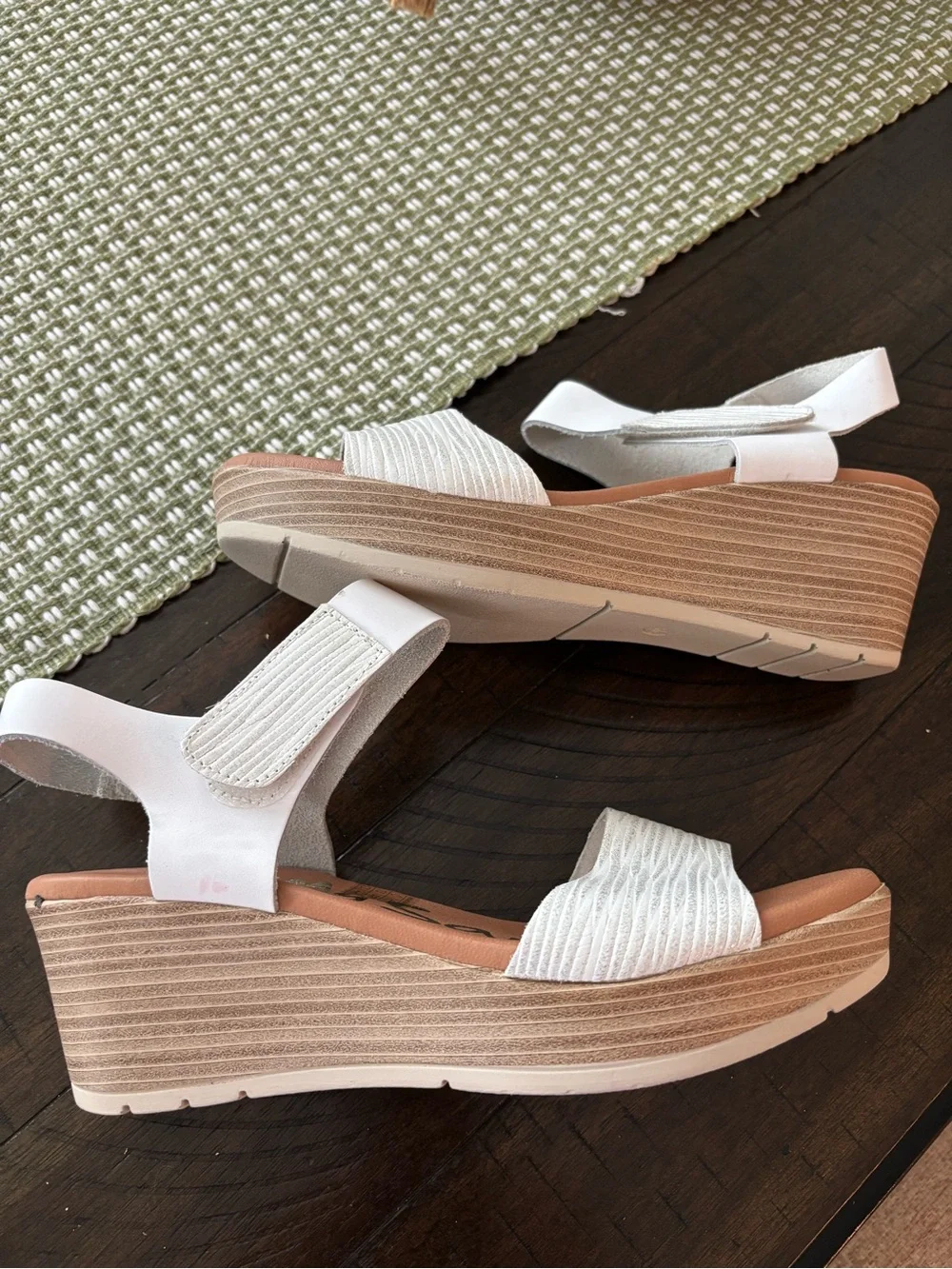 N/A white wedge